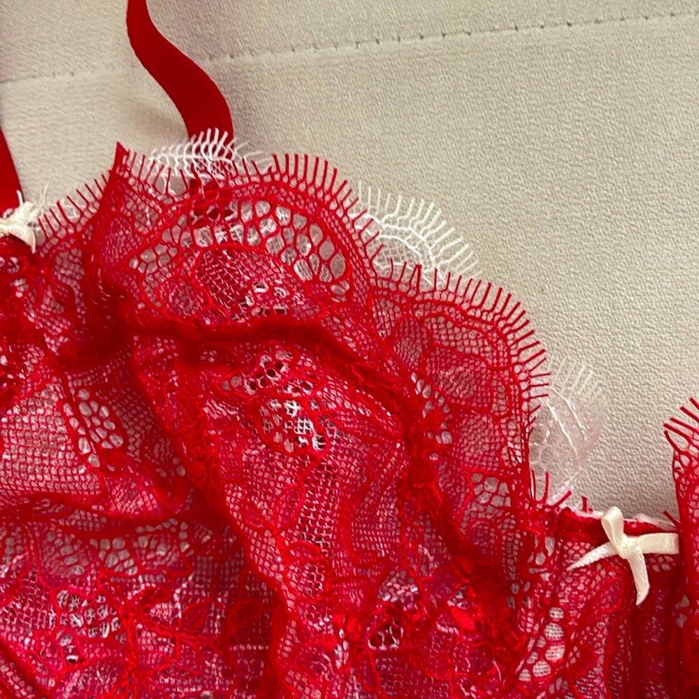 Red bra - Picture 2 of 4